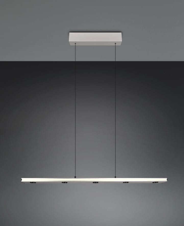 Lampa wisząca Graham z niklowanym wykończeniem, z ośmioma diodami LED. Posiada prostokątny panel z trzema źródłami światła, zawieszony na dwóch cienkich linkach. Tło ciemnoszare, minimalistyczny design.