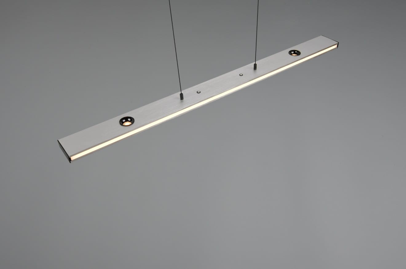 Lampa wisząca Graham w kolorze niklu, o prostokątnej formie, z 8 diodami LED. Zawieszona na cienkich linkach, z widocznymi otworami montażowymi. Wąska krawędź z oświetleniem, minimalistyczny design, umieszczona na szarym tle.