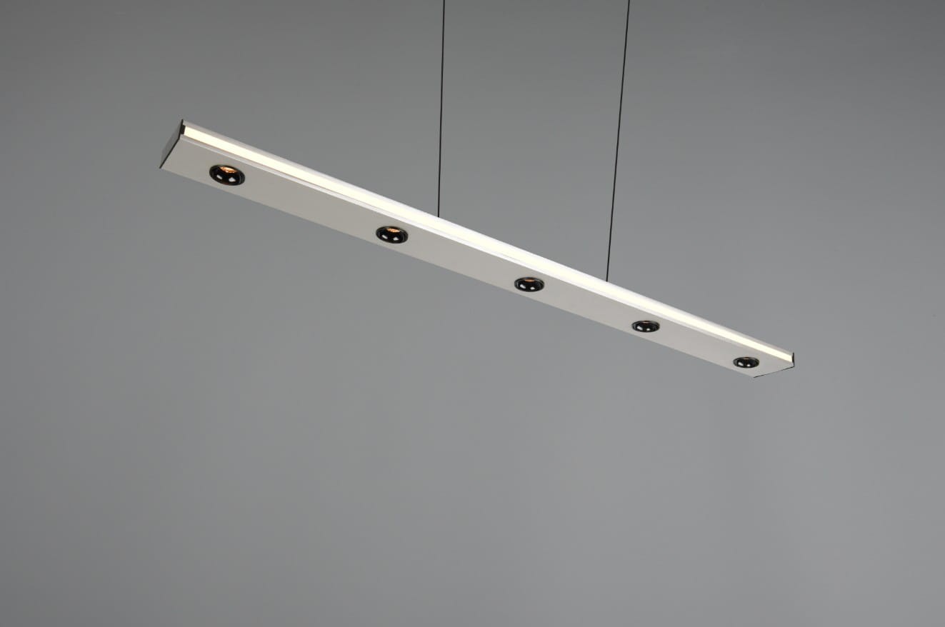 Lampa wisząca Graham w kolorze niklowym z pięcioma punktami świetlnymi LED. Posiada prostokątny kształt i jest zawieszona na cienkich linkach. Tło w odcieniu szarym, podkreślając minimalistyczny design produktu.
