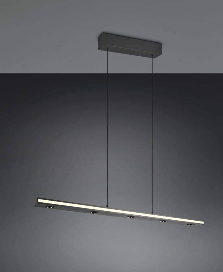 Lampa wisząca Graham z ośmioma diodami LED, o mocy 41,5W, w kolorze czarnym. Prosty, długi kształt z metalowym, prostokątnym mocowaniem. Zawieszona na cienkich linkach, idealna do nowoczesnych wnętrz. Tło w odcieniach szarości.