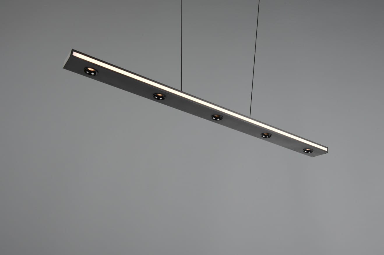 Lampa wisząca Graham w kolorze czarnym z ośmioma źródłami światła LED, o mocy 41,5W. Posiada smukły, prostokątny kształt z metalowym wykończeniem oraz widocznymi otworami na żarówki. Zawieszona na cienkich linkach, idealna do nowoczesnych wnętrz.