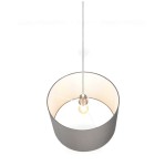 Lampa wisząca w kolorze szarym z materiałowym kloszem w kształcie cylindra, zawieszona na cienkim przewodzie. Wewnątrz widoczna żarówka E27. Klosz ma jasne wnętrze, co pozwala na efektywne rozpraszanie światła.