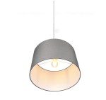 Lampa wisząca w kolorze szarym z kloszem w kształcie cylindrycznym, wykonana z materiału tekstylnego. Wewnątrz widoczna żarówka E27. Lampa zawieszona na cienkim przewodzie, zbliżenie na detal.