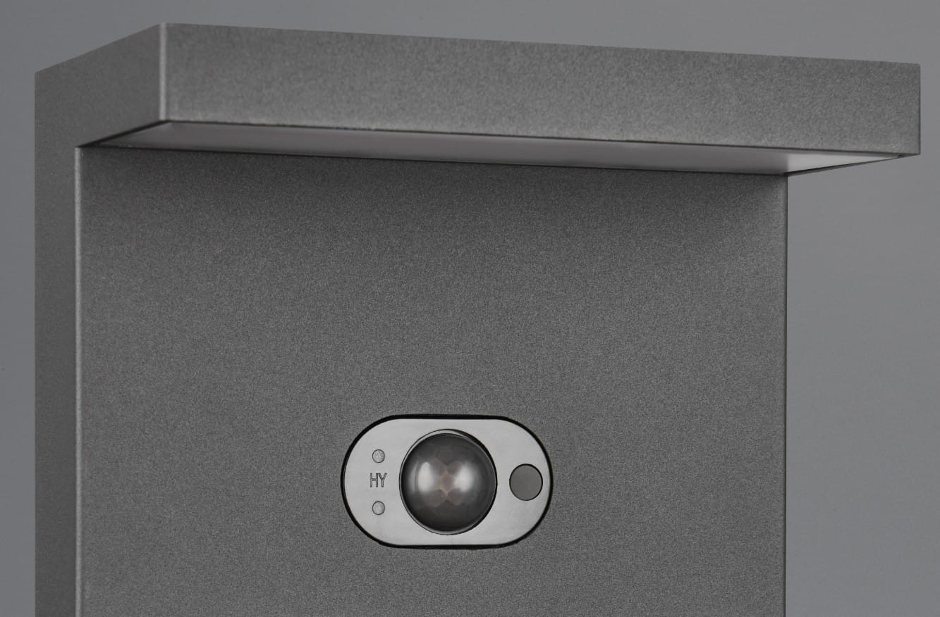 Lampa stojąca ogrodowa Blyde Hybrid H100 w kolorze antracytowym, z czujnikiem ruchu, wykonana z materiału odpornego na działanie wody (IP65). Widoczny przycisk oraz czujnik w dolnej części.