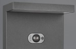 Lampa stojąca ogrodowa Blyde Hybrid H100 w kolorze antracytowym, z czujnikiem ruchu, wykonana z materiału odpornego na działanie wody (IP65). Widoczny przycisk oraz czujnik w dolnej części.