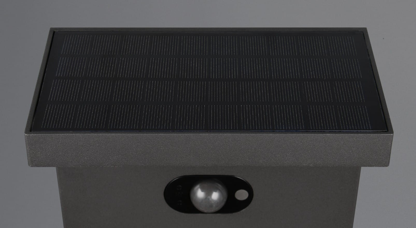 Lampa stojąca ogrodowa Blyde Hybrid H100 w kolorze antracytowym z panelem słonecznym i czujnikiem ruchu. Kąt ujęcia z góry, widoczny detal panelu oraz czujnika. Wysoka odporność na warunki atmosferyczne (IP65).