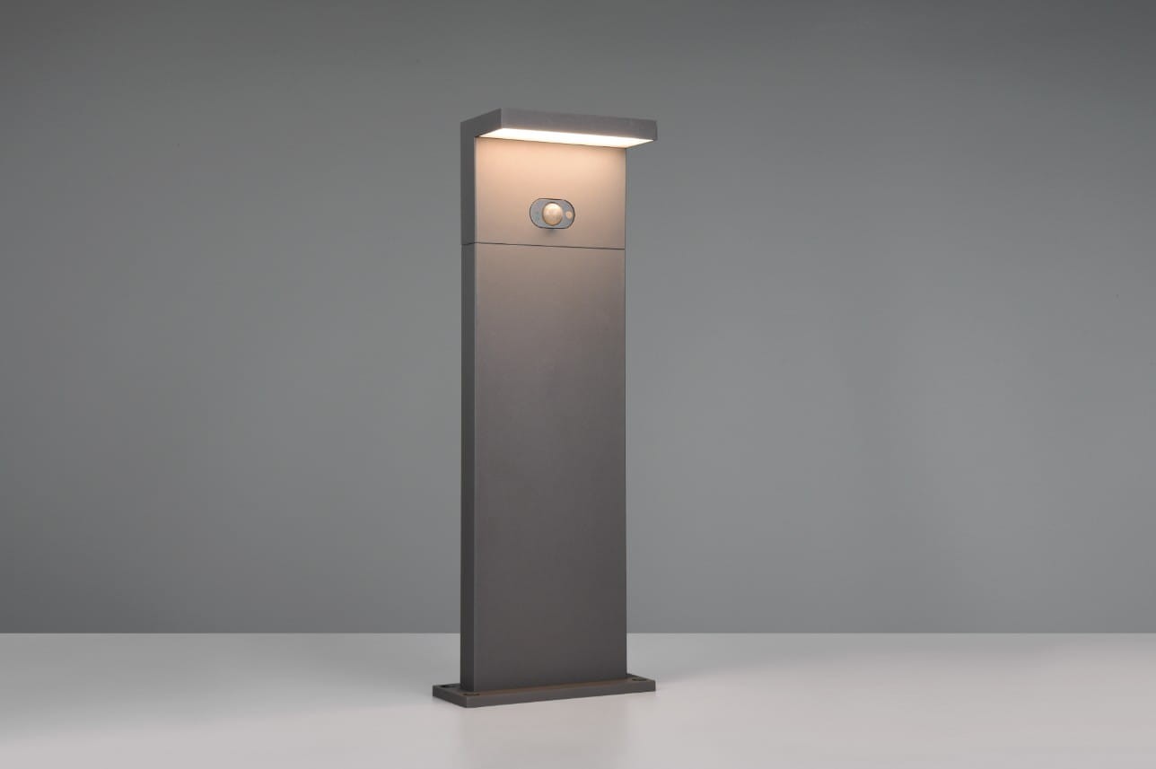 Lampa stojąca ogrodowa Blyde Hybrid H60 w kolorze antracytowym z czujnikiem ruchu, wykonana z metalu. Ma prostokątny kształt i zamontowane źródło światła LED 5W. Ujęcie frontalne, na jednolitym tle. Ochrona IP65.