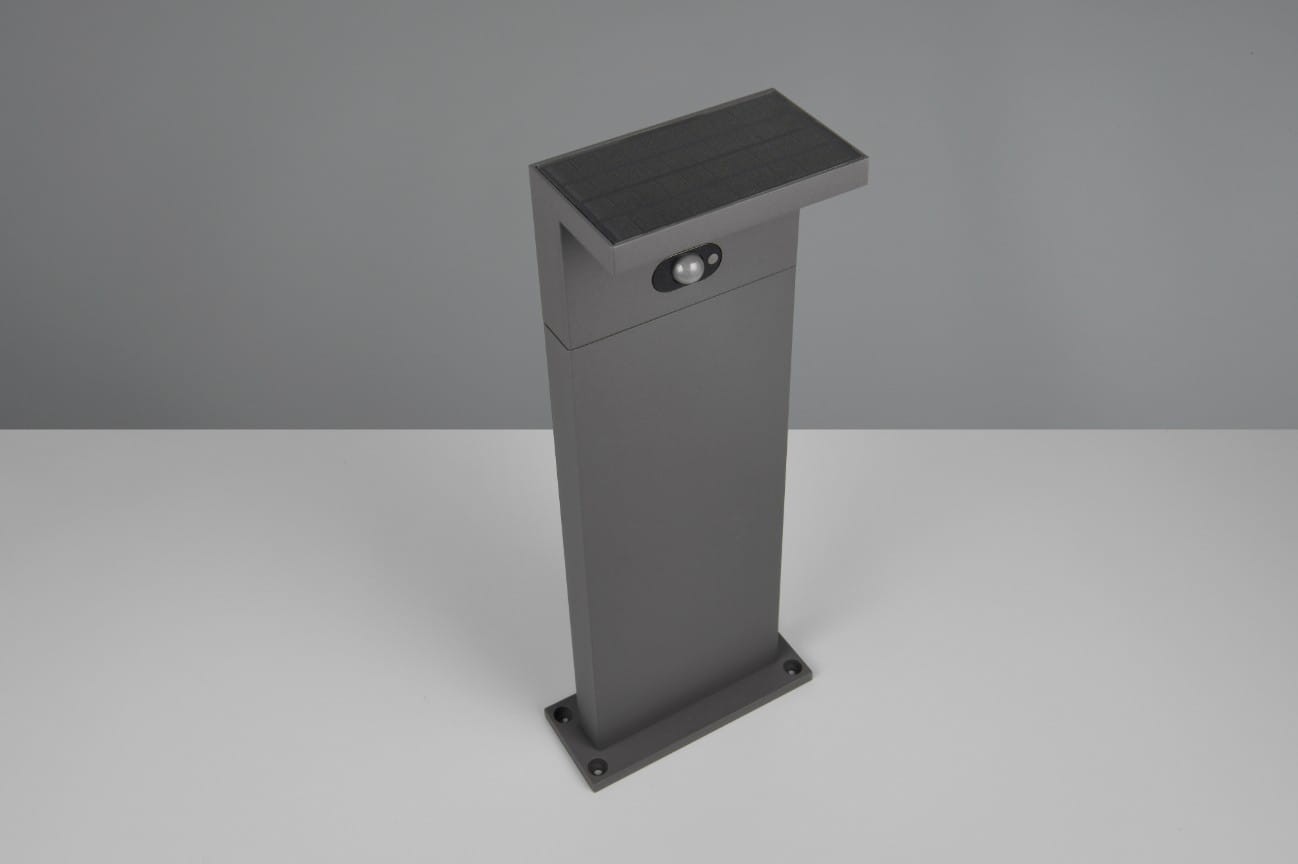 Lampa stojąca ogrodowa Blyde Hybrid H60 w kolorze antracytowym z czujnikiem ruchu. Posiada panel solarny na górze, prostokątny kształt i metalową obudowę. Stoi na płaskiej podstawie, idealna do oświetlenia przestrzeni zewnętrznych.