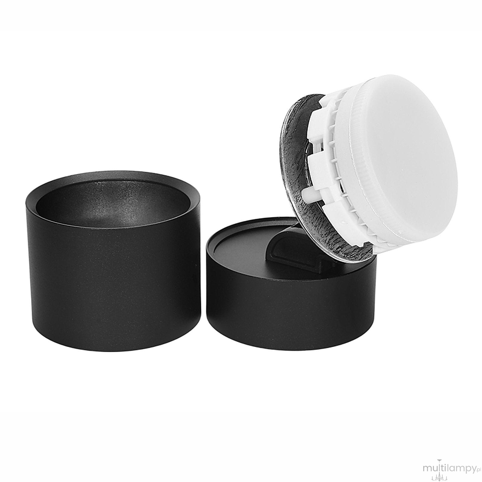 Czarna lampa sufitowa Arto z pojedynczym miejscem na żarówkę GX53. Produkt w formie cylindrycznej, z matowym wykończeniem. Widoczny element mocowania żarówki oraz otwarta konstrukcja, umożliwiająca łatwy dostęp do wnętrza.