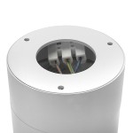 Biała lampa sufitowa Arto, z otworem na żarówkę GX53. Widok z góry, pokazujący wnętrze z trzema przewodami elektrycznymi. Gładka, metaliczna powierzchnia, z widocznymi otworami montażowymi.