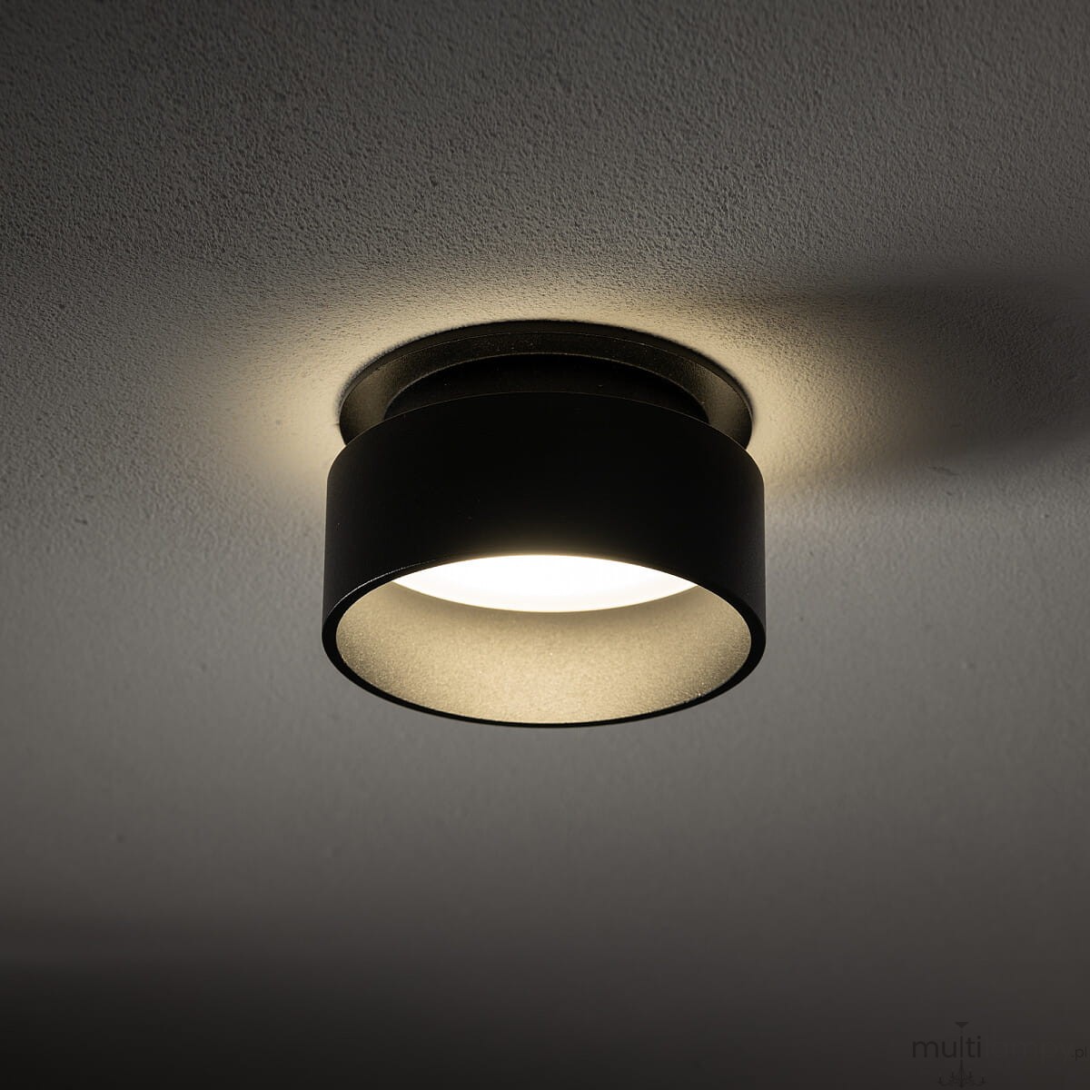 Oprawa do zabudowy Shine 1xGU10 w kolorze czarnym, okrągła, zamontowana na suficie. Emituje ciepłe światło, z widoczną, gładką powierzchnią oraz delikatnym wykończeniem. Idealna do nowoczesnych wnętrz.
