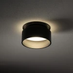Oprawa do zabudowy Shine 1xGU10 w kolorze czarnym, okrągła, zamontowana na suficie. Emituje ciepłe światło, z widoczną, gładką powierzchnią oraz delikatnym wykończeniem. Idealna do nowoczesnych wnętrz.