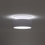Oprawa do zabudowy Shine 1xGU10 w kolorze białym, o okrągłym kształcie, zamontowana w suficie. Emituje jasne światło, z subtelnym podświetleniem na krawędziach. Wykonana z matowego materiału, idealna do nowoczesnych wnętrz.
