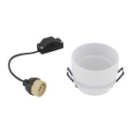Oprawa do zabudowy Shine 1xGU10 w kolorze białym. Zawiera okrągły korpus, klamry do montażu oraz kabel z oprawką w kolorze czarnym. Produkt widoczny z boku, w układzie rozłożonym.