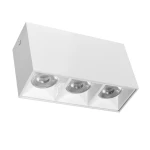 Lampa sufitowa LED o mocy 9W, barwa światła 3000K, w białej, matowej obudowie. Posiada trzy okrągłe źródła światła w wypukłych kloszach. Ujęcie z przodu, pod kątem, pokazujące nowoczesny design i minimalistyczny styl.