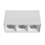 Lampa sufitowa LED w kolorze białym, o mocy 9W i temperaturze światła 3000K, z trzema okrągłymi oprawami w metalicznych reflektorach. Ujęcie z góry, produkt zamontowany na płaskiej powierzchni.