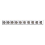 Biała lampa sufitowa LED o mocy 30W, z dziewięcioma okrągłymi źródłami światła w szklanych kloszach, zamontowana na prostokątnej, białej podstawie. Ujęcie frontalne, produkt leży poziomo na białym tle.