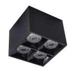 Lampa sufitowa LED w kolorze czarnym, moc 15W, temperatura barwowa 3000K. Kwadratowa obudowa z czterema okrągłymi źródłami światła. Ujęcie z boku, pokazujące detale lampy oraz jej strukturalny kształt.
