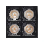 Lampa sufitowa LED w kolorze czarnym z czterema okrągłymi źródłami światła, o mocy 15W i temperaturze barwowej 3000K. Kąt ujęcia z góry, produkt o kwadratowym kształcie z fakturą lustrzaną wokół żarówek.