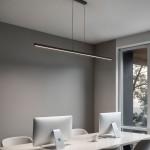 Lampa wisząca Linia 120, czarna, z jedną diodą LED 15W, w prostokątnym kształcie. Zawieszona nad biurkiem, z minimalistycznym designem, idealna do nowoczesnych wnętrz. Ujęcie z boku, w jasnym pomieszczeniu z komputerami i filiżanką.