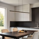 Lampa wisząca Linia 120 w kolorze czarnym, z jedną diodą LED o mocy 15W. Prosty, prostokątny kształt, zawieszona nad stołem w nowoczesnej kuchni, na tle białych szafek i ciemnej ścianki. Widoczna w aranżacji z drewnianym stołem i talerzem z owocami.