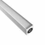 Lampa wisząca Linia 120 w kolorze białym, prostokątna konstrukcja, zintegrowane źródło światła LED 15W, widoczny przycisk włączania na końcu. Ujęcie z boku, ukazujące gładką, matową powierzchnię.