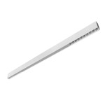 Biała lampa sufitowa o prostokątnym kształcie, wykonana z metalu, z zamontowanym źródłem LED 40W, temperaturze barwowej 3000K. Ujęcie z boku, na jednolitym tle, ukazuje gładką powierzchnię i szczeliny wentylacyjne.