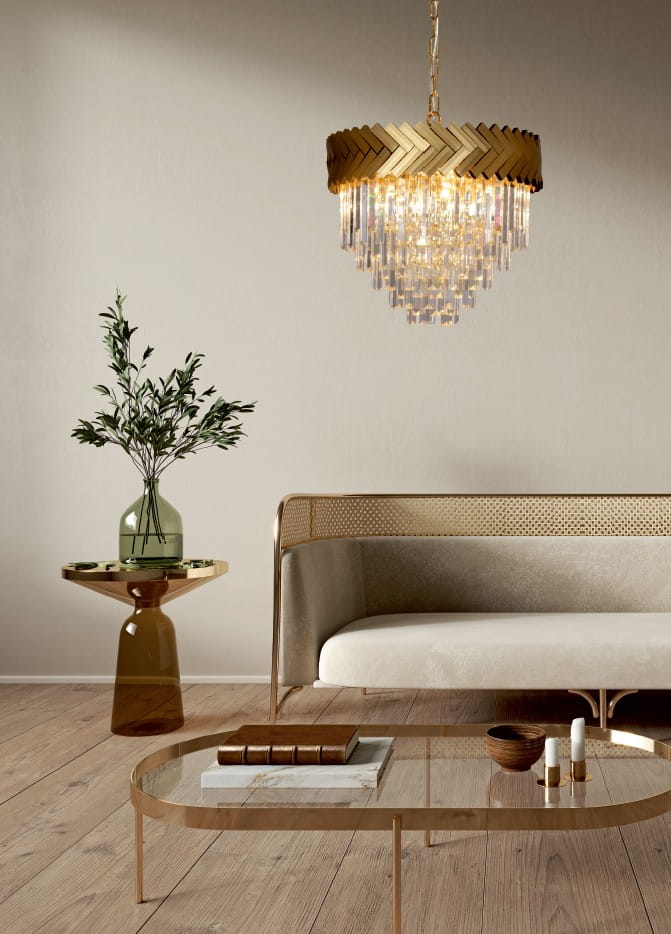 Lampa wisząca Lyon w złotym kolorze, z 9 miejscami na żarówki E14, o kształcie okrągłym z dekoracyjnym, plecionym kloszem. Zawieszona nad elegancką sofą w nowoczesnym wnętrzu, otoczona minimalistycznymi meblami i roślinnością.