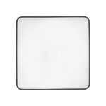 Kwadratowy plafon Agnes Square LED o wymiarach 63,5 cm, z czarną ramką. Źródło światła LED o mocy 64W i temperaturze barwowej 3000K, przeznaczony do użytku w pomieszczeniach z klasą odporności IP44. Zestawienie matowej powierzchni z metalowym akcentem.