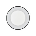 Plafon Nikki Round D48 o średnicy 48 cm, z czarną ramką i białym, matowym kloszem. Ujęcie frontalne, produkt zamontowany na płaskiej powierzchni. Źródło światła LED o mocy 48W i temp. barwowej 3000K.