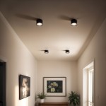 Leto lampa sufitowa tuba 1xGX53 w kolorze czarnym, zamontowana na suficie. Widoczne trzy lampy w równych odstępach, emitujące ciepłe światło, w minimalistycznym wnętrzu z obrazem i rośliną w tle.