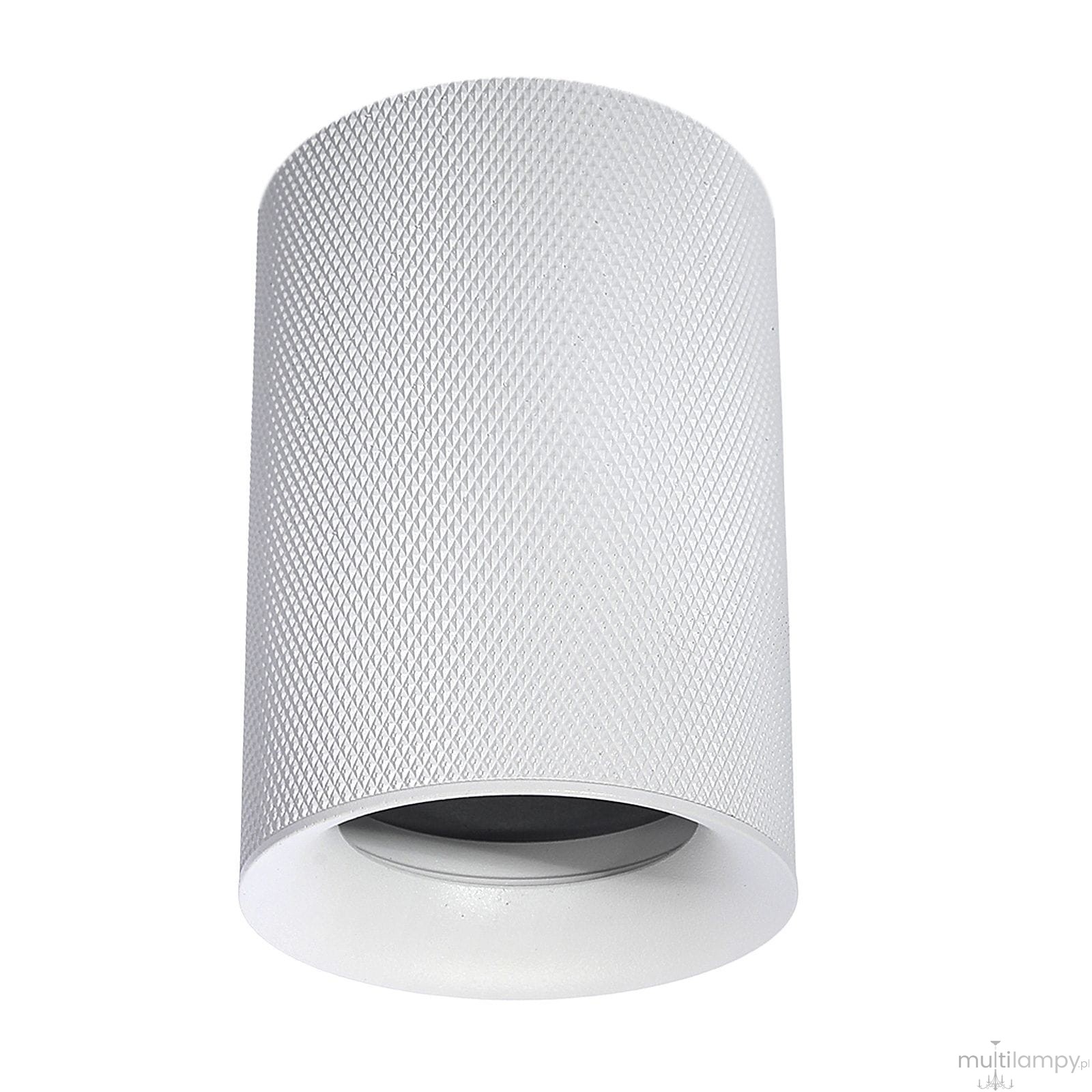 Biała lampa sufitowa w kształcie tuby, wykonana z matowego materiału, z teksturowaną powierzchnią. Ujęcie z dołu, pokazujące otwór na żarówkę GU10. Idealna do montażu w sufitach, zapewniająca nowoczesne oświetlenie.