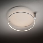 Lampa sufitowa Circolo M w kolorze białym, okrągła, z jedną diodą LED o mocy 21W i temperaturze barwowej 3000K. Montowana do sufitu, z delikatnym podświetleniem na obrzeżach, prezentująca minimalistyczny design.