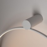 Lampa sufitowa Circolo M w kolorze białym, z okrągłym mocowaniem i delikatnym, łukowatym kloszem. Zainstalowane źródło LED o mocy 21W i temperaturze barwowej 3000K. Widok z bliska ukazujący detale montażu.