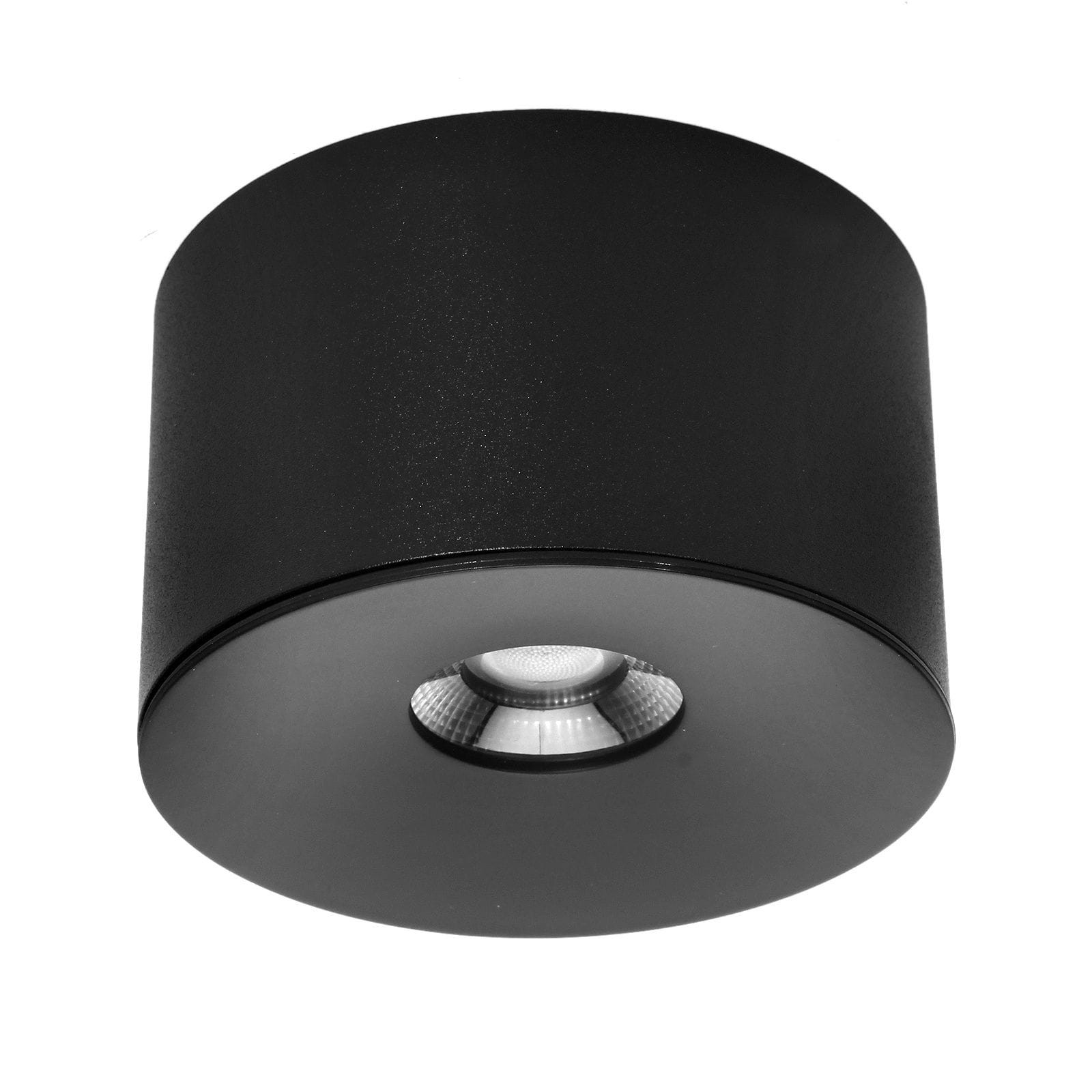 Czarna lampa sufitowa LED Sola IP44, tuba o mocy 10W i temperaturze barwowej 4000K. Prezentowana w ujęciu z dołu, z widoczną soczewką i matową powierzchnią. Idealna do wnętrz i na zewnątrz.