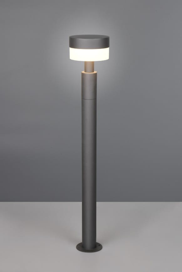 Lampa stojąca ogrodowa Mackenzie H95 w kolorze antracytowym, z okrągłym kloszem na górze. Wysoka, cylindryczna konstrukcja z jednym źródłem światła LED 8W, o stopniu ochrony IP54. Ujęcie frontalne na jednolitym tle.