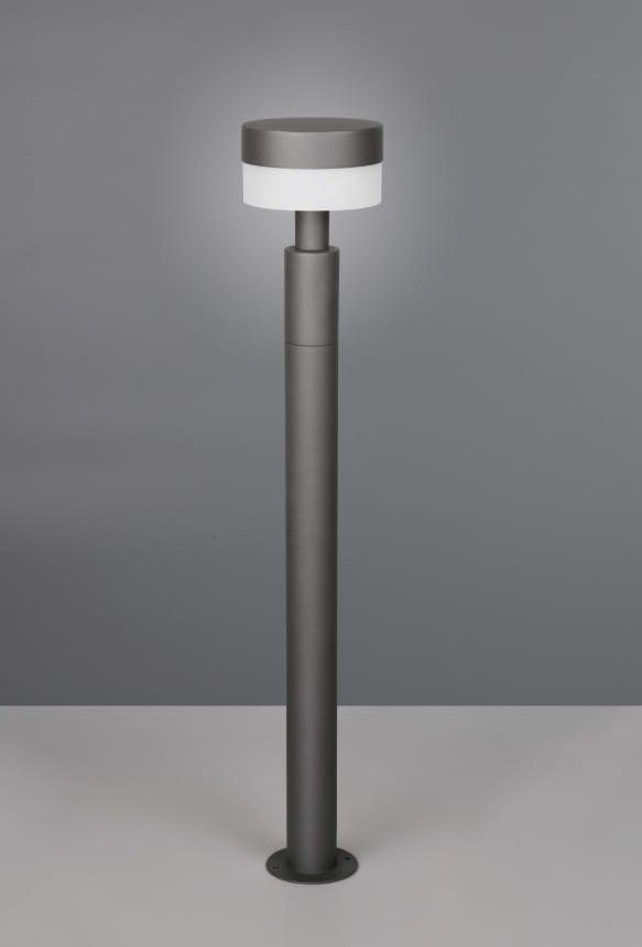 Lampa stojąca ogrodowa Mackenzie H95 w kolorze antracytowym, z okrągłym kloszem, wyposażona w LED 8W, z klasą szczelności IP54. Ujęcie frontalne, lampa stoi na płaskiej powierzchni.