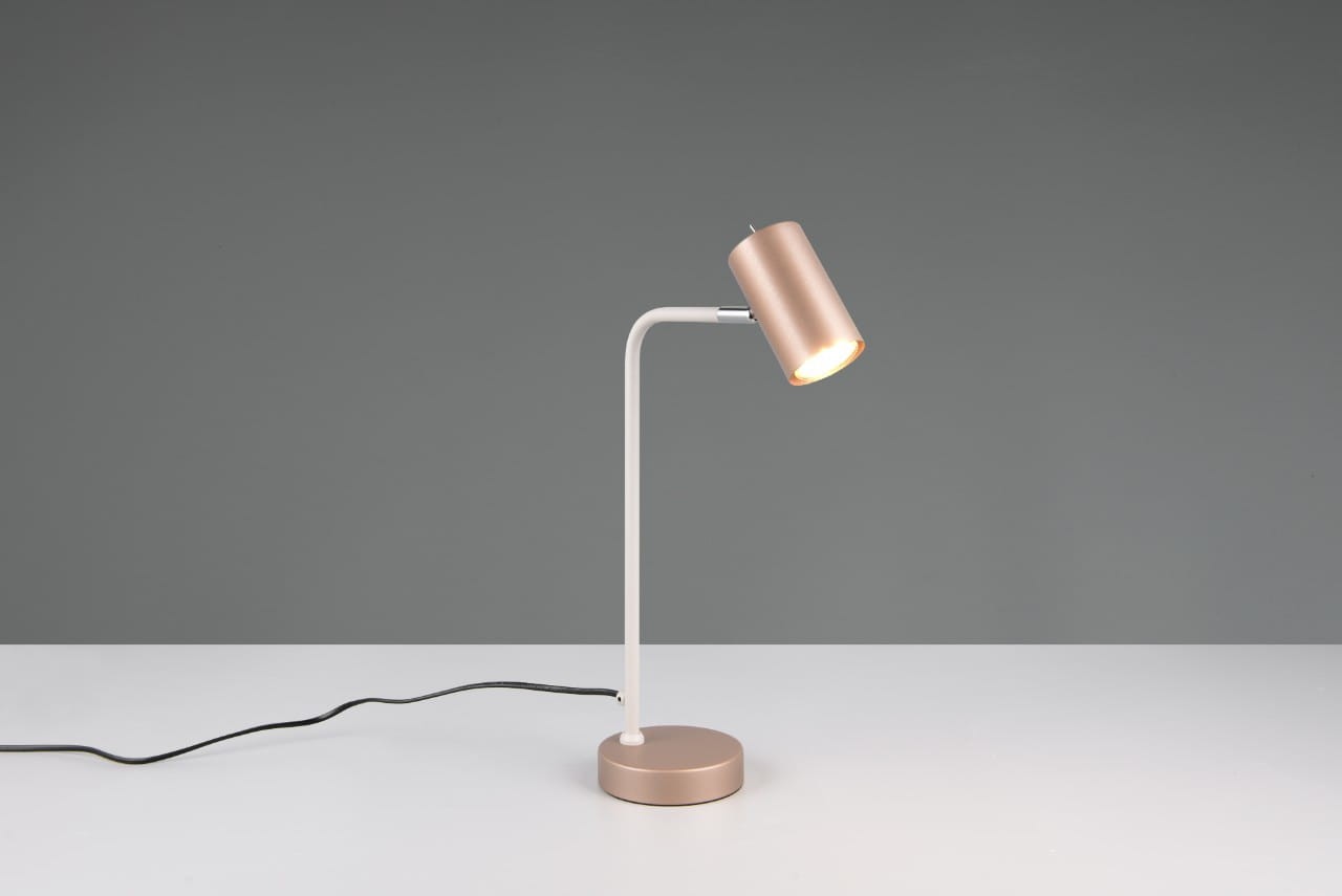 Lampa stołowa Marley z jedną oprawą GU10, z okrągłą podstawą w kolorze kawowym i białym ramieniem. Klosz w odcieniu złotym, ustawiony na elastycznym ramieniu, skierowany w dół. Kabel zasilający widoczny z boku. Tło w odcieniu szarym.