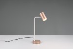 Lampa stołowa Marley z jedną oprawą GU10, z okrągłą podstawą w kolorze kawowym i białym ramieniem. Klosz w odcieniu złotym, ustawiony na elastycznym ramieniu, skierowany w dół. Kabel zasilający widoczny z boku. Tło w odcieniu szarym.