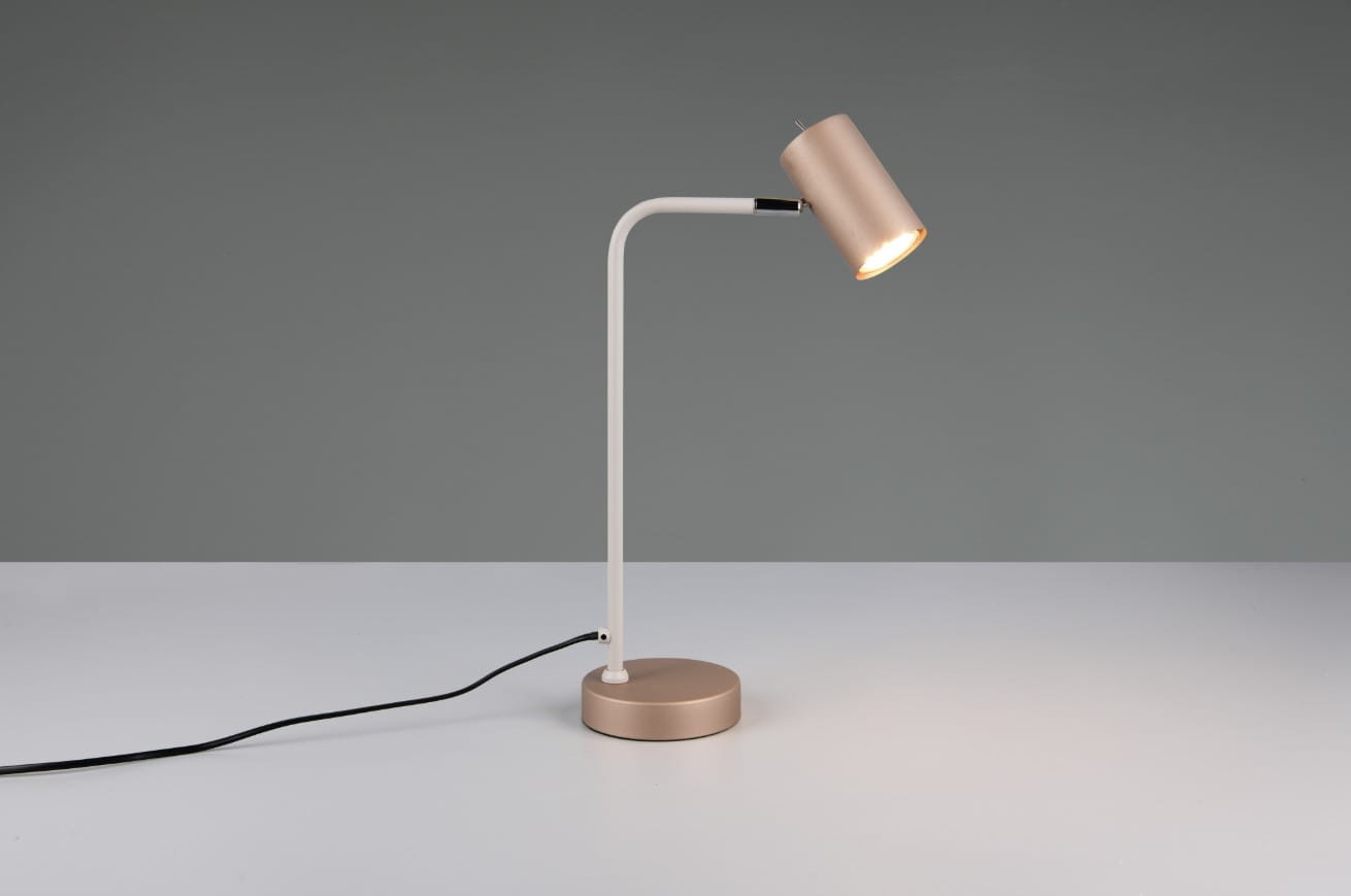 Lampa stołowa Marley w kolorze białym i kawowym, z metalowym kloszem i prostą, giętą nóżką. Ustawiona na płaskiej powierzchni, z widocznym czarnym kablem zasilającym, skierowana na bok. Klosz ma cylindryczny kształt, a podstawa okrągła.