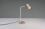 Lampa stołowa Marley w kolorze białym i kawowym, z metalowym kloszem i prostą, giętą nóżką. Ustawiona na płaskiej powierzchni, z widocznym czarnym kablem zasilającym, skierowana na bok. Klosz ma cylindryczny kształt, a podstawa okrągła.