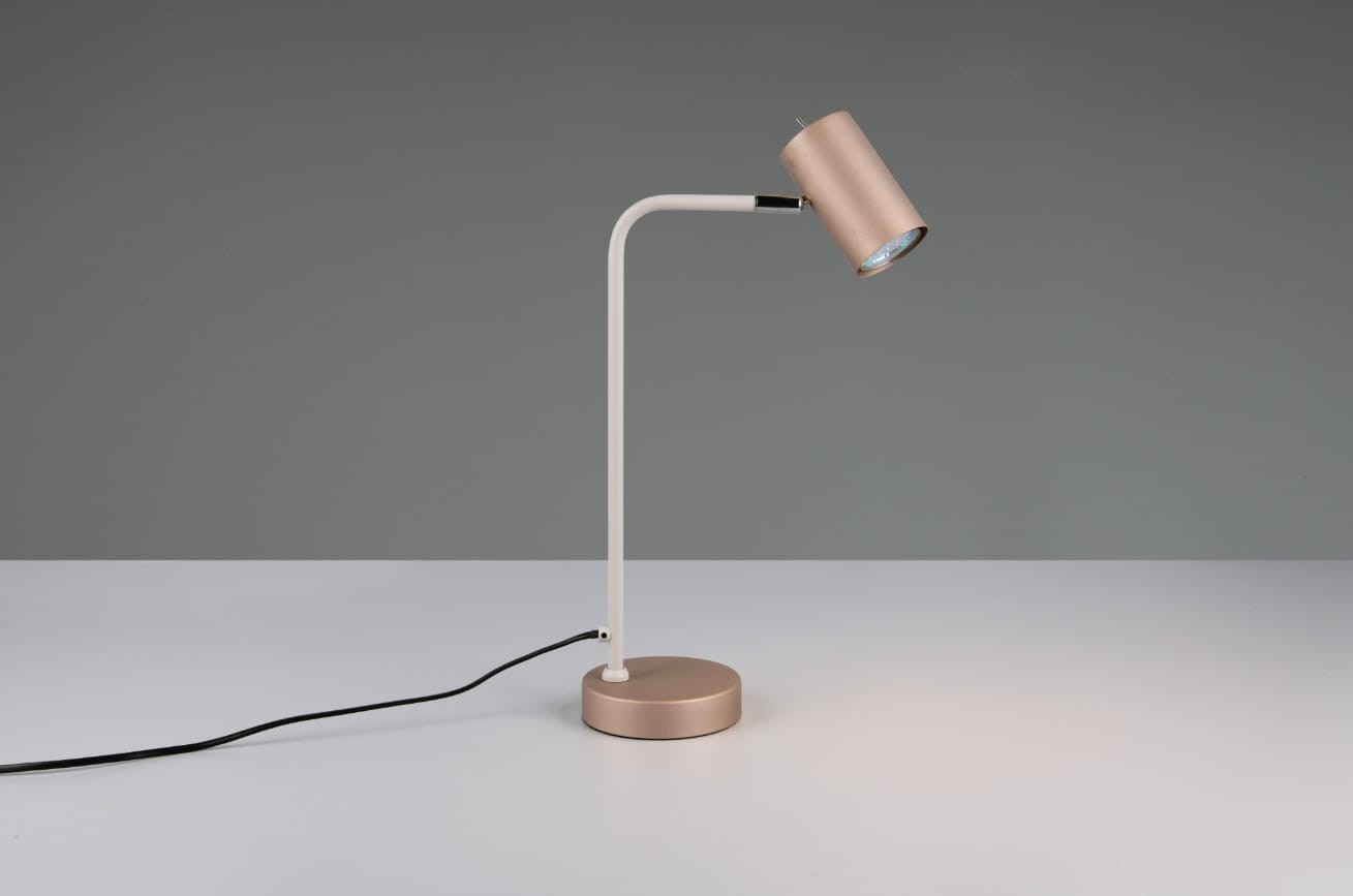 Lampa stołowa Marley w kolorze białym i kawowym, z metalowym kloszem w odcieniu złotym i prostym, białym ramieniu. Ustawiona na okrągłej podstawie, z widocznym kablem zasilającym. Klosz ustawiony pod kątem, co podkreśla nowoczesny design.