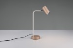 Lampa stołowa Marley w kolorze białym i kawowym, z metalowym kloszem w odcieniu złotym i prostym, białym ramieniu. Ustawiona na okrągłej podstawie, z widocznym kablem zasilającym. Klosz ustawiony pod kątem, co podkreśla nowoczesny design.