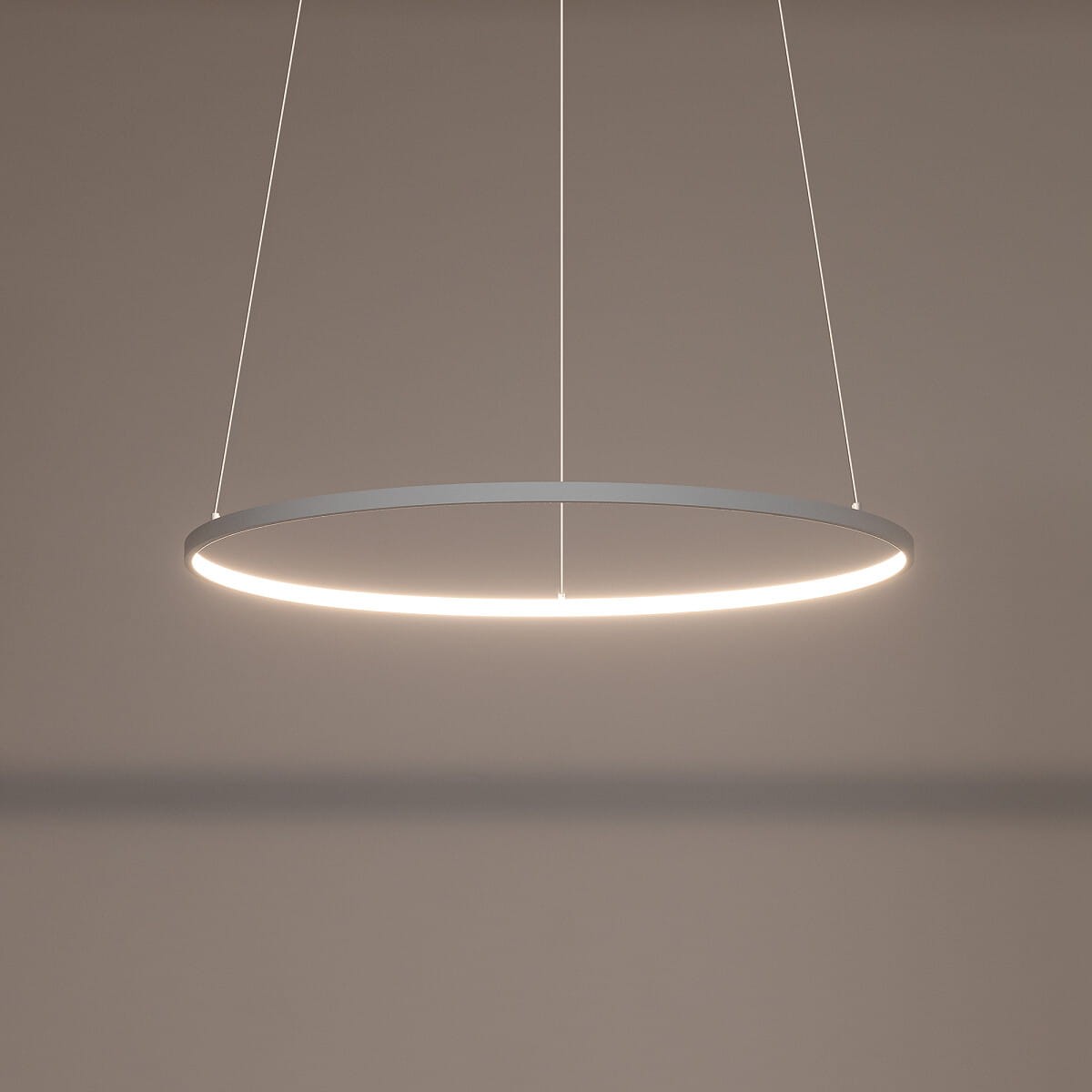 Lampa wisząca Circolo D60 w kolorze białym, o okrągłym kształcie, wykonana z metalu. Zawiera źródło światła LED o mocy 21W i temperaturze barwowej 3000K. Zawieszona na cienkich linkach, z widocznym podświetleniem wokół krawędzi.