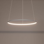 Lampa wisząca Circolo D60 w kolorze białym, o okrągłym kształcie, wykonana z metalu. Zawiera źródło światła LED o mocy 21W i temperaturze barwowej 3000K. Zawieszona na cienkich linkach, z widocznym podświetleniem wokół krawędzi.