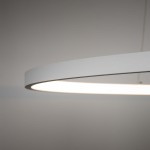Lampa wisząca Circolo D60 w kolorze białym, wykonana z metalu, o okrągłym kształcie. Widoczna górna krawędź z materiału matowego, z wbudowanym źródłem światła LED o mocy 21W i temperaturze barwowej 3000K. Zawieszona na cienkim przewodzie.