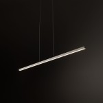 Lampa wisząca Bar L120 z białym wykończeniem, w kształcie prostokątnego paska. Posiada jedno źródło światła LED o mocy 27W i temperaturze barwowej 3000K. Zawieszona na cienkich linkach, prezentuje minimalistyczny styl.