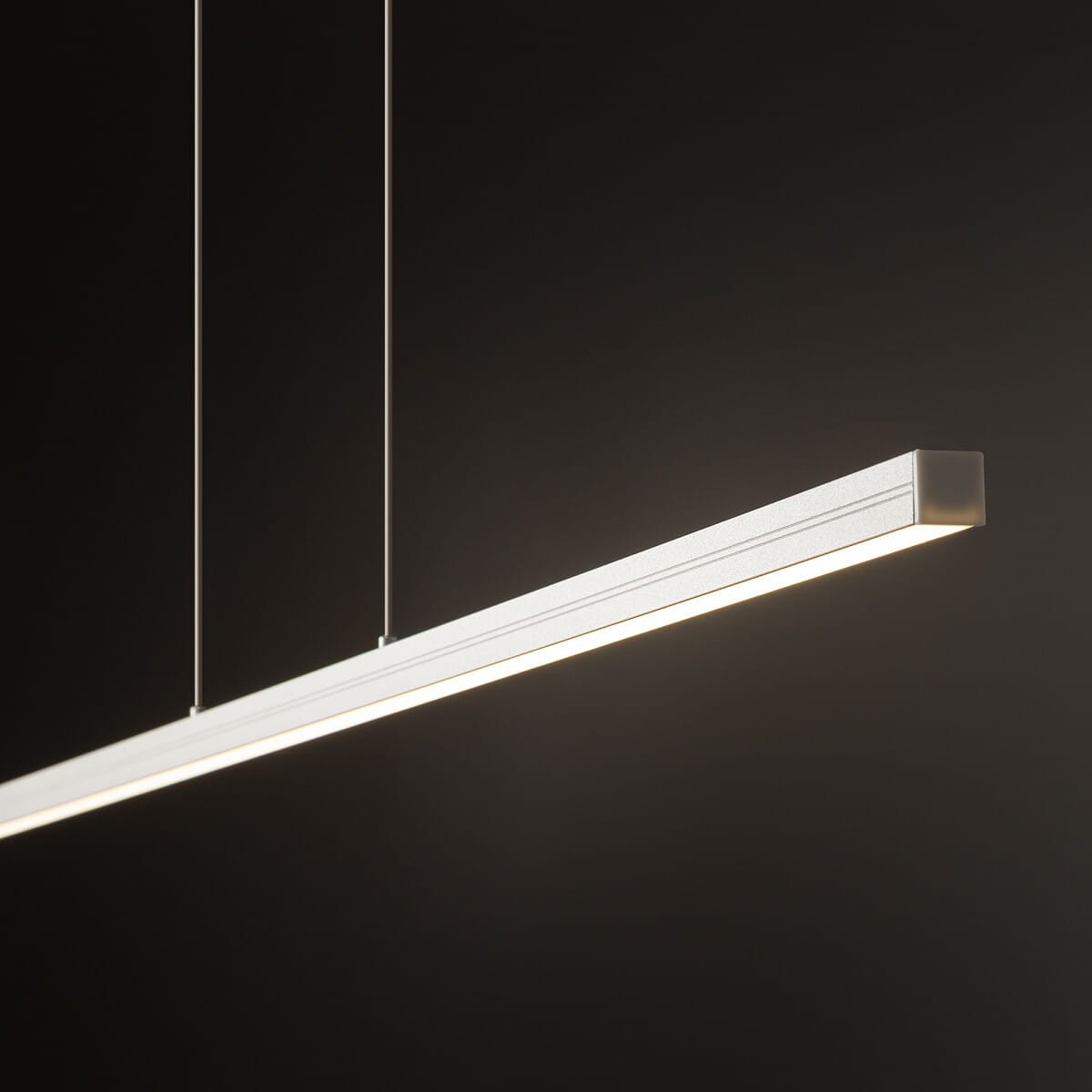 Lampa wisząca Bar L120 w białym kolorze, o prostokątnym kształcie, z jedną diodą LED 27W i temperaturą barwową 4000K. Ujęcie z dołu, zawieszona na dwóch cienkich linkach, na ciemnym tle.