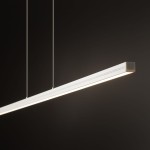 Lampa wisząca Bar L150 w białym kolorze, z jedną diodą LED o mocy 32W i temperaturze barwowej 4000K. Produkt w formie prostokątnego, płaskiego panelu, zawieszony na cienkich linkach, z widocznym efektem świetlnym na krawędzi. Tło ciemne.