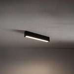 Czarna lampa sufitowa Outline LED S, montowana na suficie, o prostokątnym kształcie. Zawiera jedną żarówkę LED 20W, emitującą ciepłe światło (3000K). Widoczna na szarym tle, z delikatnym oświetleniem wzdłuż krawędzi.
